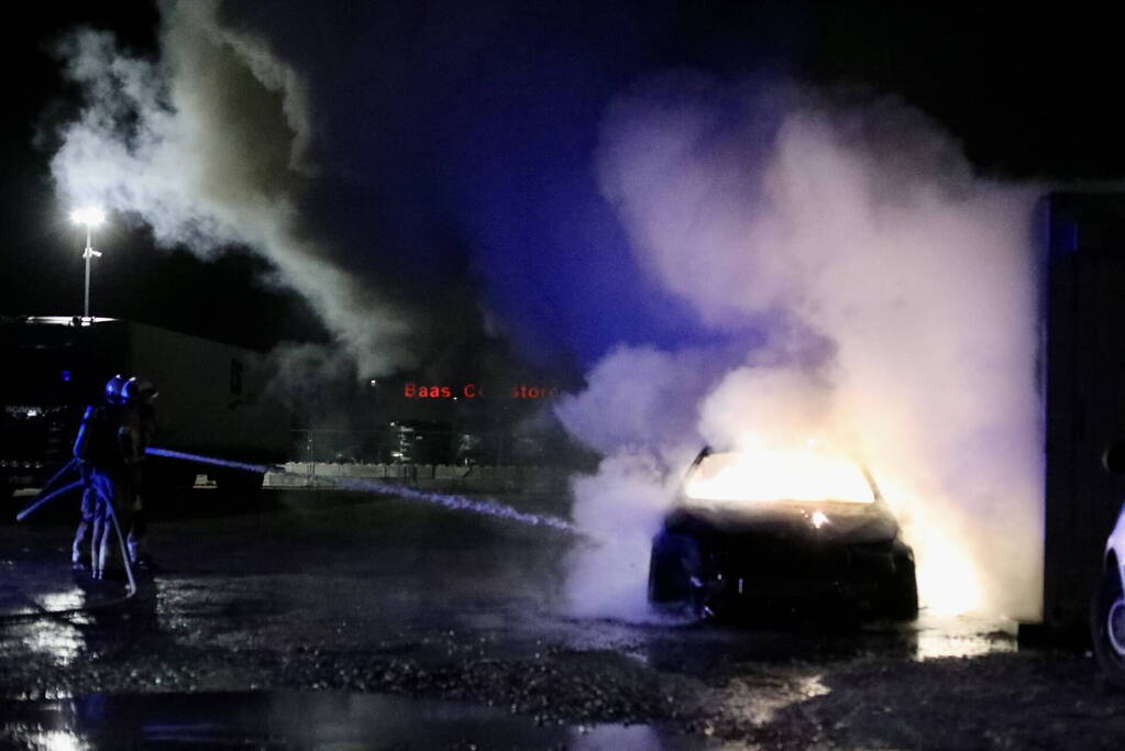 Geparkeerde auto gaat in vlammen op