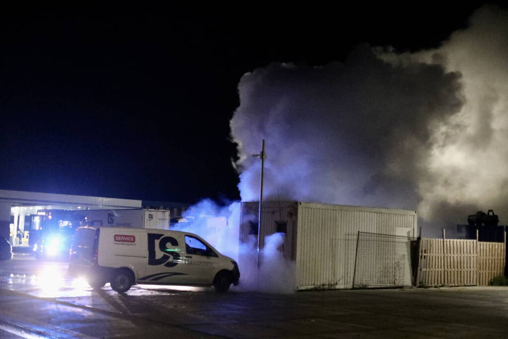 Geparkeerde auto gaat in vlammen op
