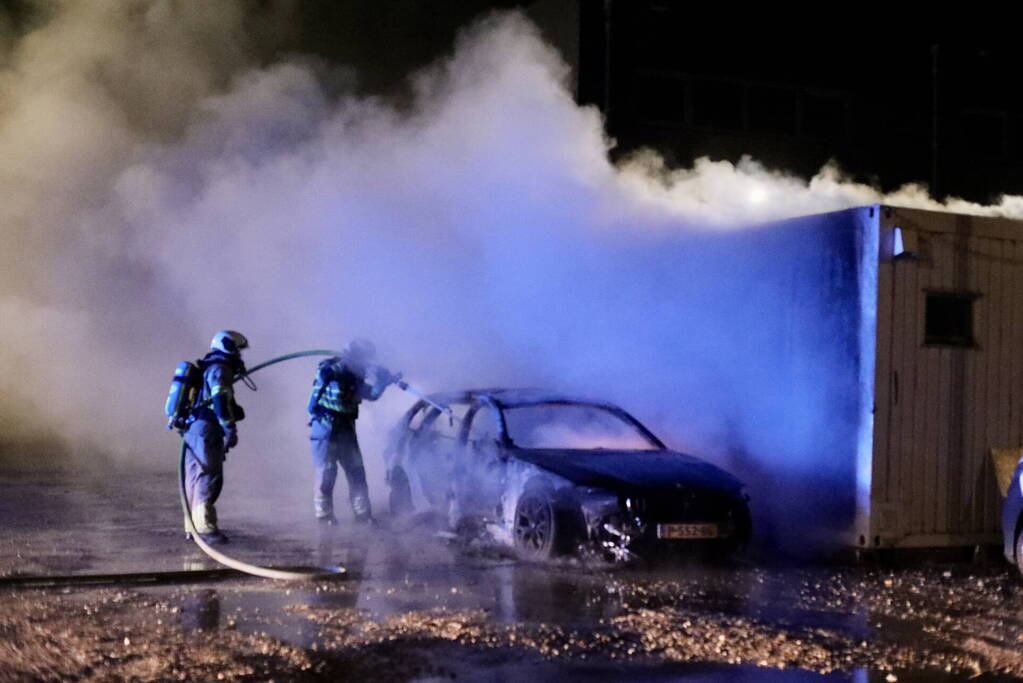 Geparkeerde auto gaat in vlammen op