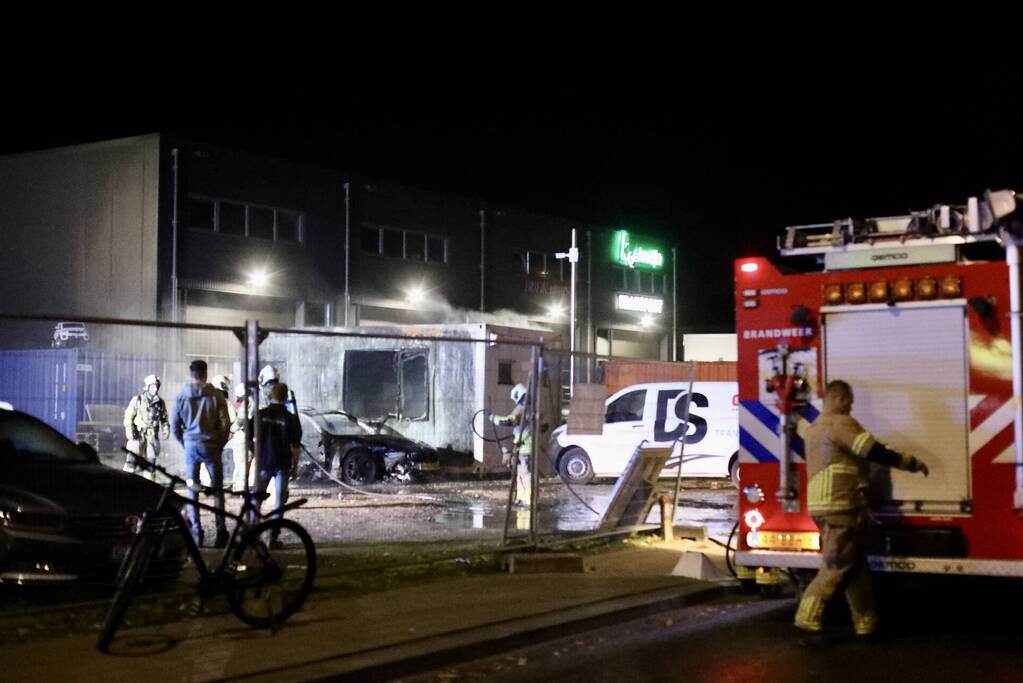 Geparkeerde auto gaat in vlammen op