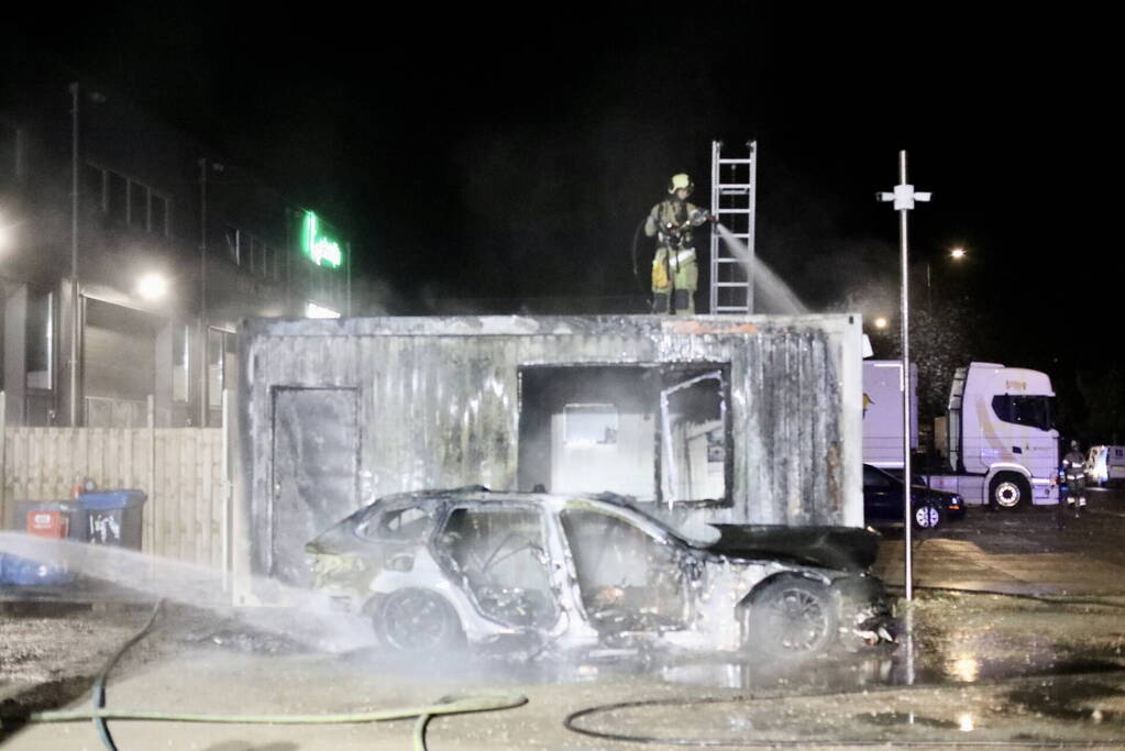 Geparkeerde auto gaat in vlammen op