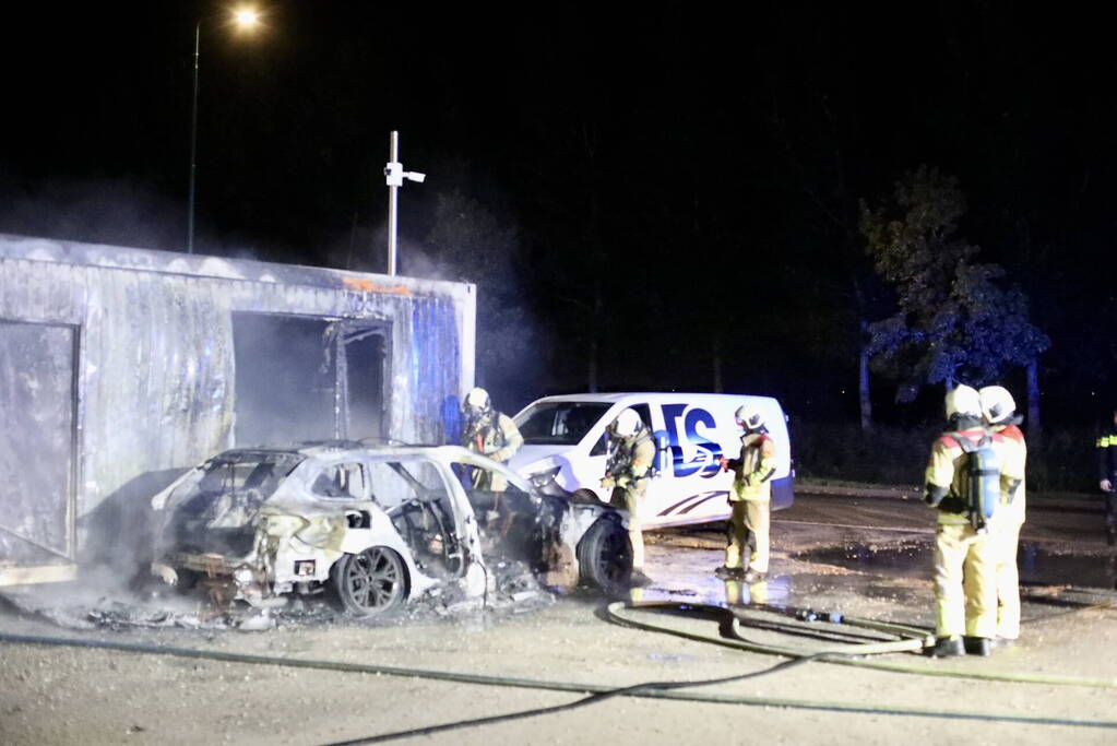 Geparkeerde auto gaat in vlammen op