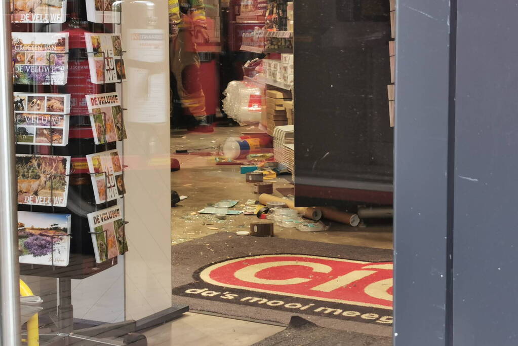 Plafond valt naar beneden in winkel