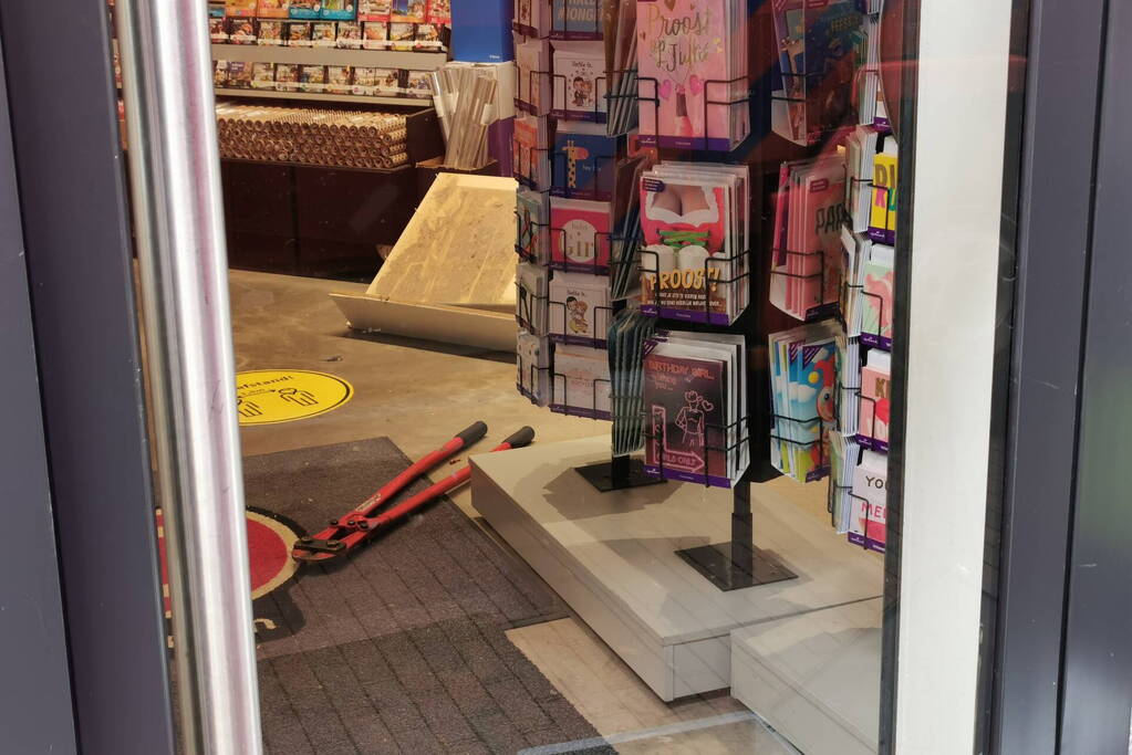 Plafond valt naar beneden in winkel