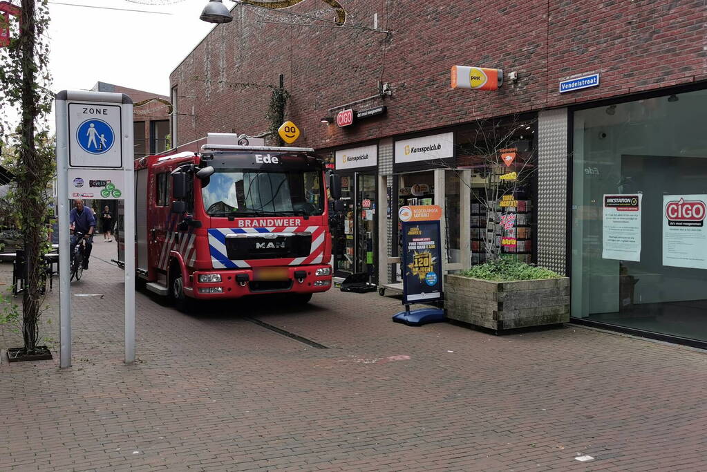 Plafond valt naar beneden in winkel