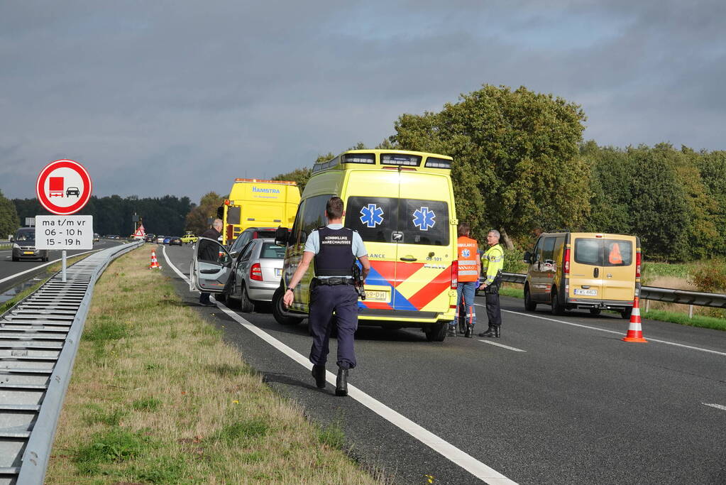 Snelweg deels afgesloten door botsing