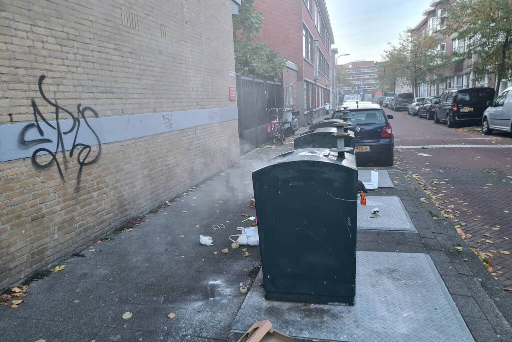 Brandweer blust brand in ondergrondse container