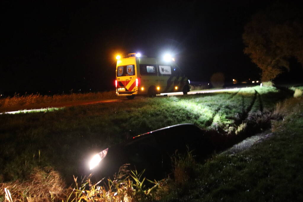 Automobilist belandt in droge sloot