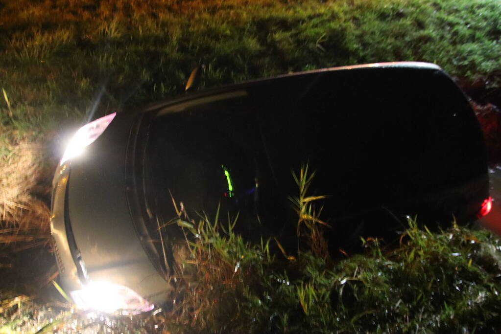 Automobilist belandt in droge sloot