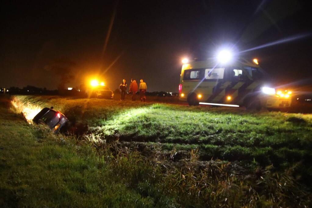 Automobilist belandt in droge sloot