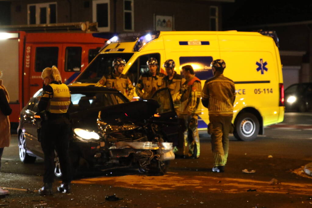 Gewonde en flinke schade na botsing op kruising