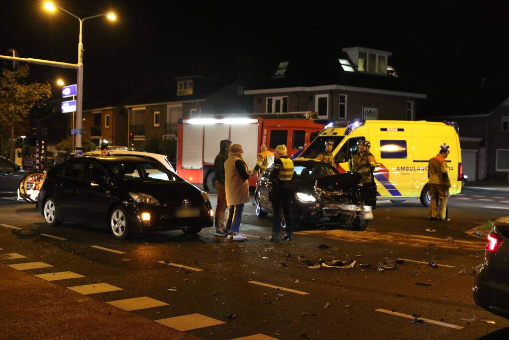 Gewonde en flinke schade na botsing op kruising