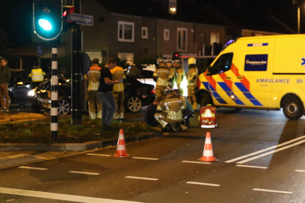 Gewonde en flinke schade na botsing op kruising