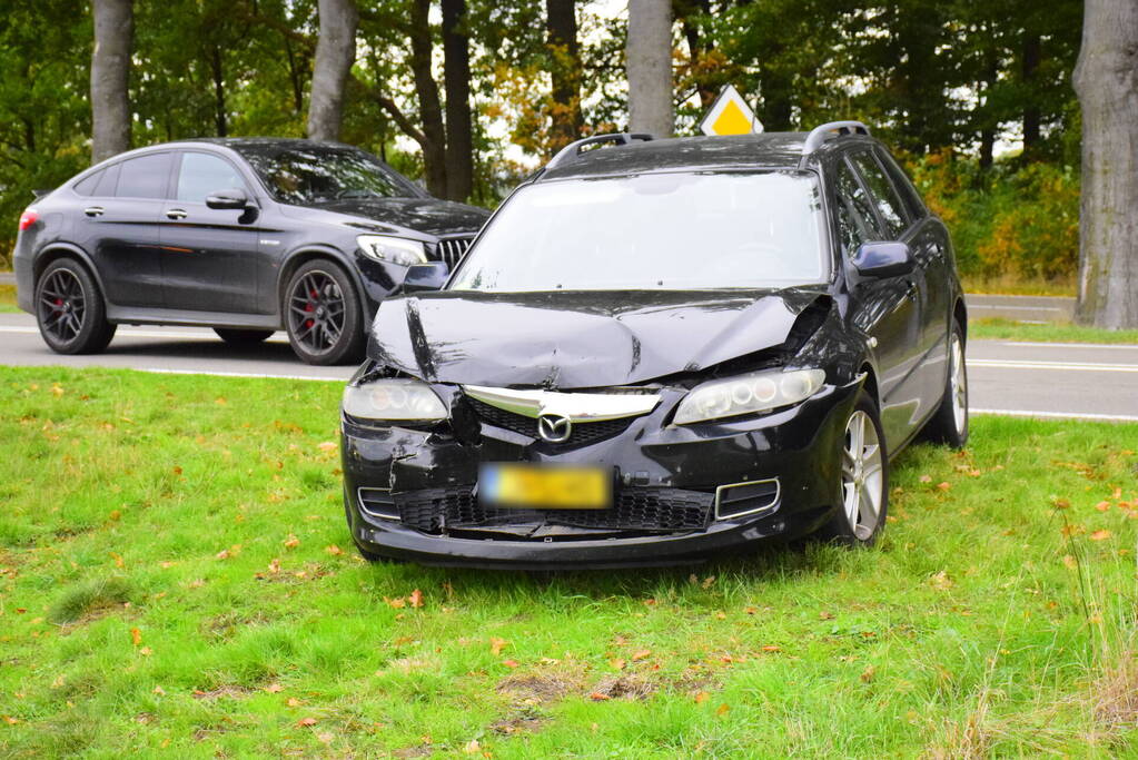 Twee personenauto's beschadigd bij ongeval