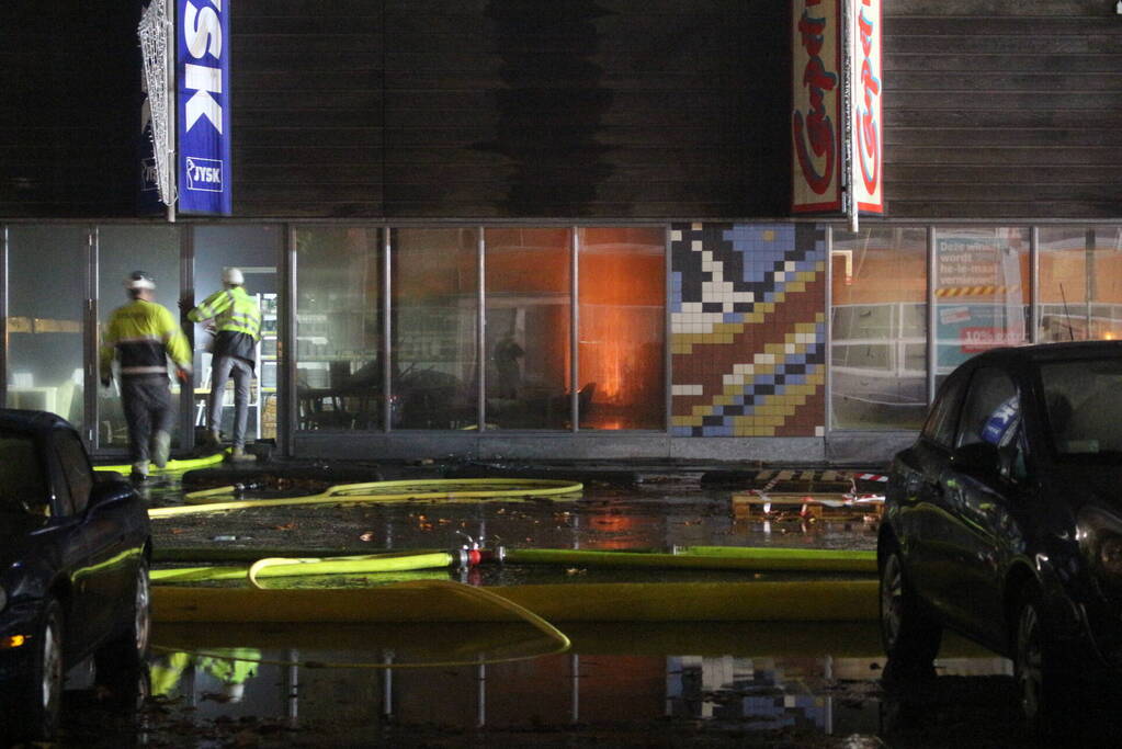 Zeer grote brand in bedrijfspanden