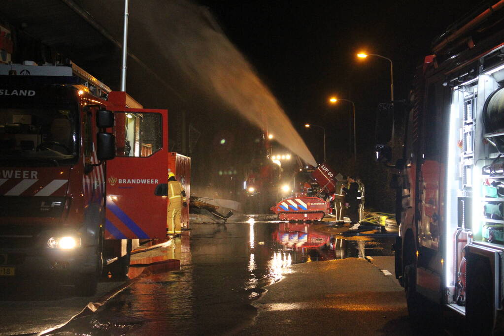 Zeer grote brand in bedrijfspanden