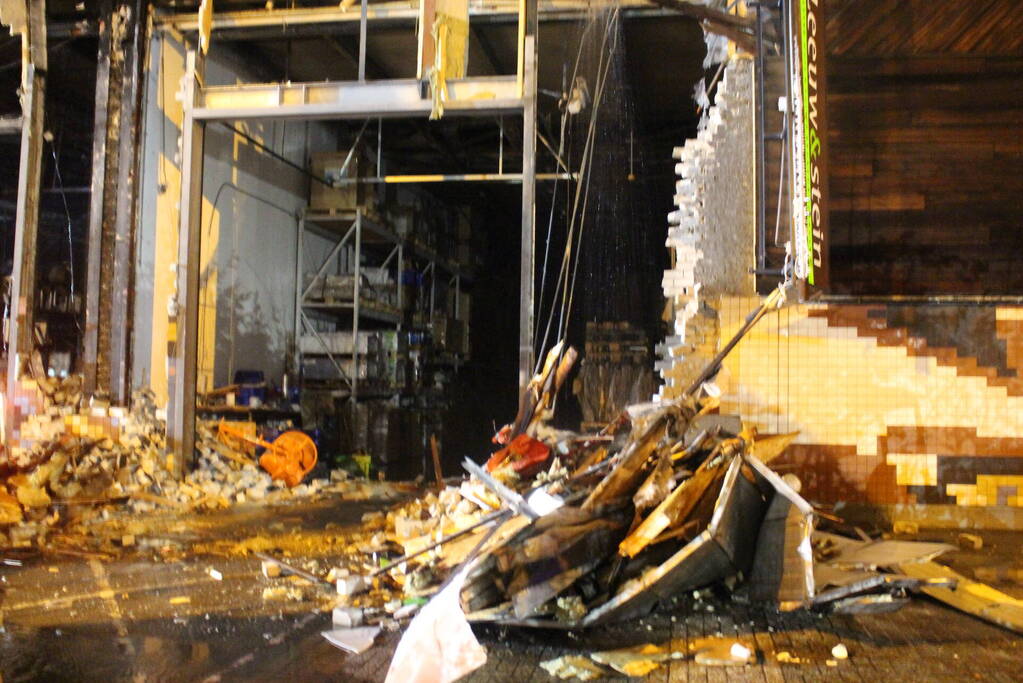 Zeer grote brand in bedrijfspanden