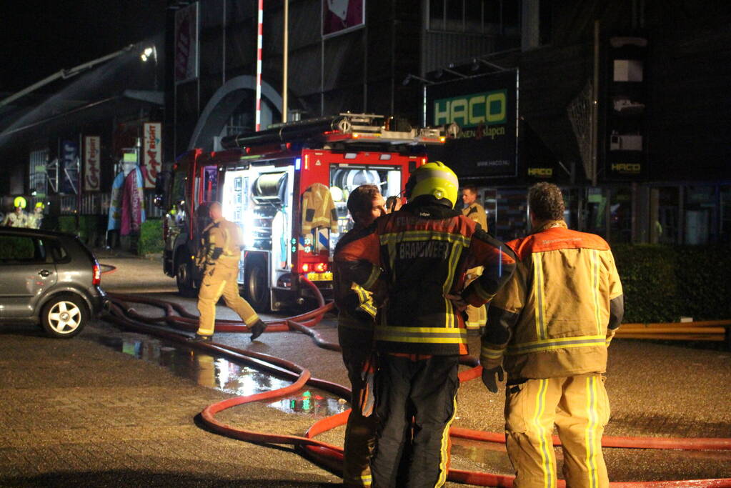 Zeer grote brand in bedrijfspanden
