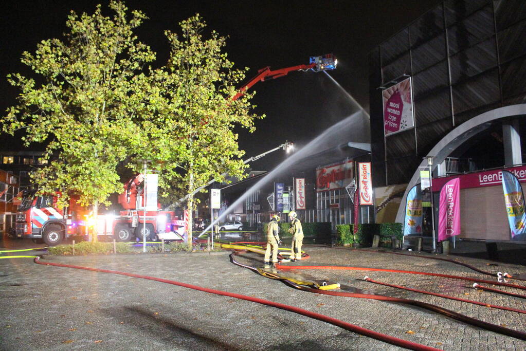 Zeer grote brand in bedrijfspanden