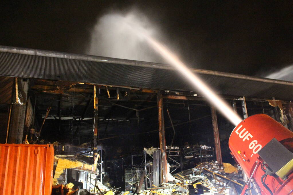 Zeer grote brand in bedrijfspanden