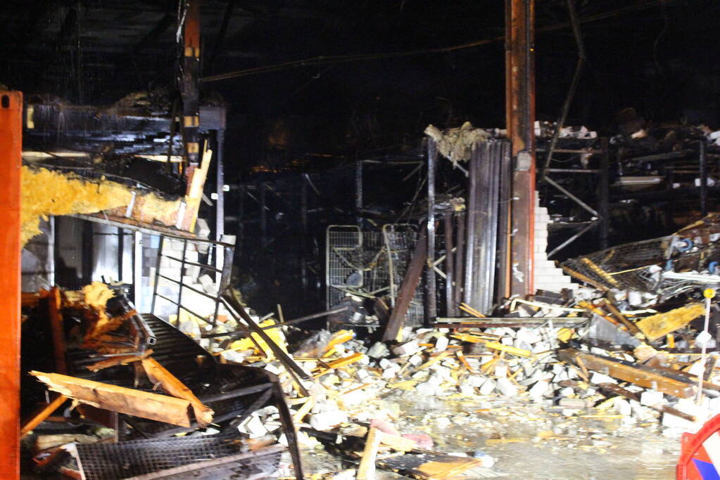 Zeer grote brand in bedrijfspanden