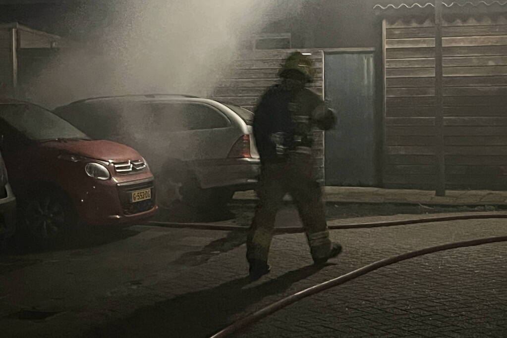 Brand in geparkeerde auto