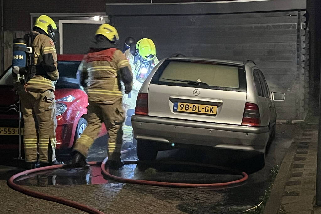 Brand in geparkeerde auto