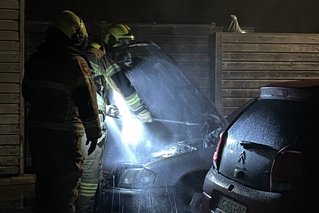 Brand in geparkeerde auto