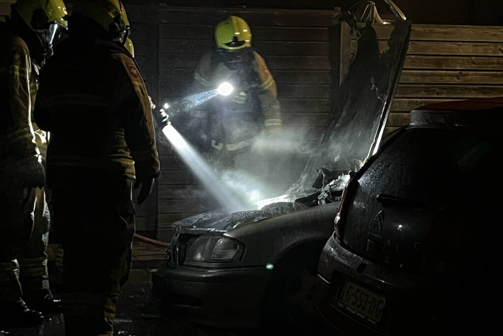 Brand in geparkeerde auto