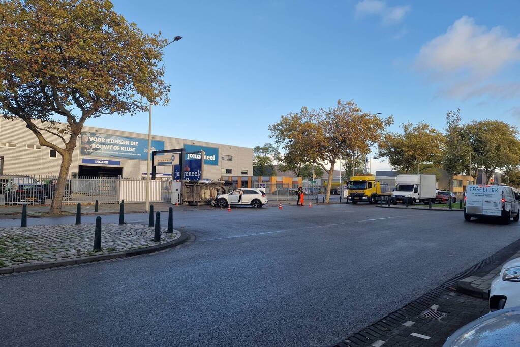 Bestelbus belandt op zijn kant bij botsing met auto