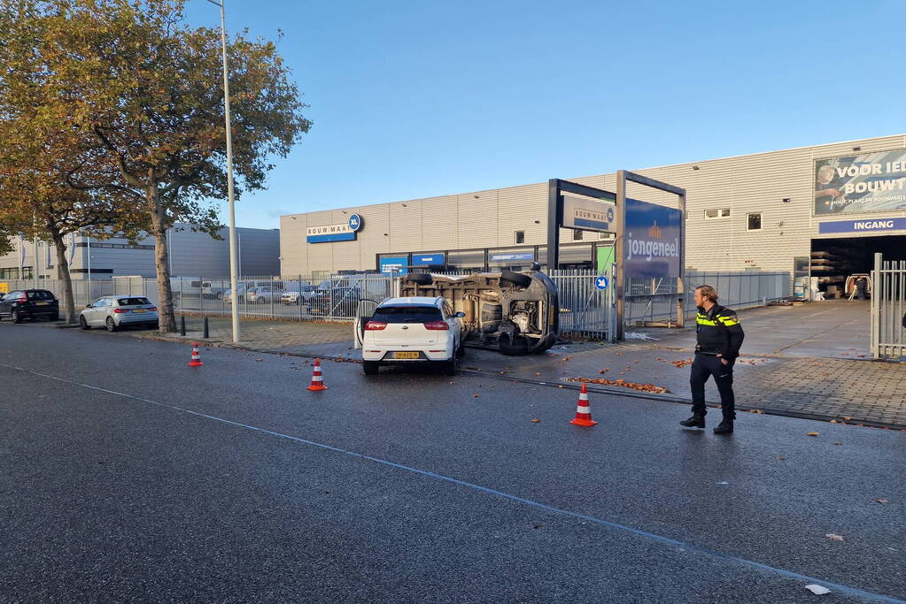 Bestelbus belandt op zijn kant bij botsing met auto