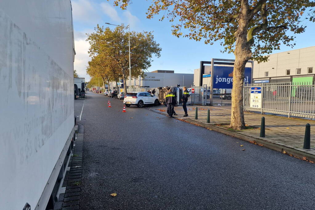Bestelbus belandt op zijn kant bij botsing met auto