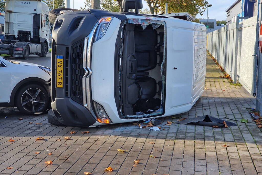 Bestelbus belandt op zijn kant bij botsing met auto