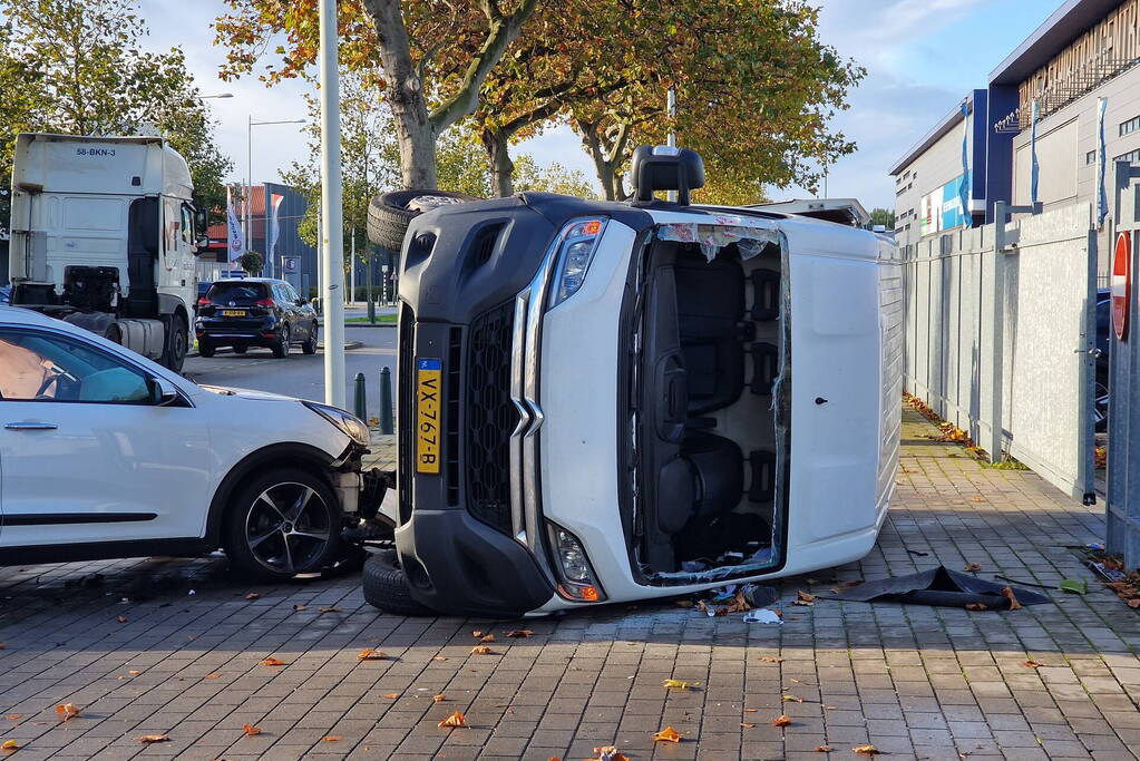 Bestelbus belandt op zijn kant bij botsing met auto
