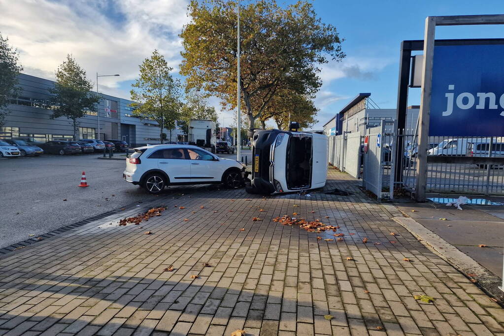 Bestelbus belandt op zijn kant bij botsing met auto