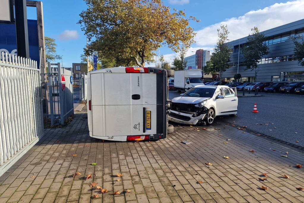 Bestelbus belandt op zijn kant bij botsing met auto