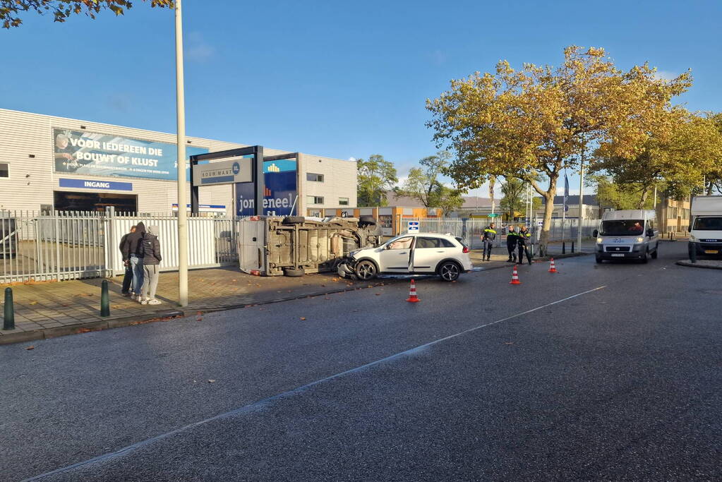 Bestelbus belandt op zijn kant bij botsing met auto