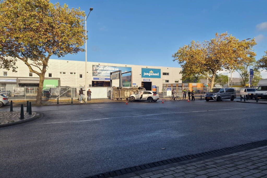 Bestelbus belandt op zijn kant bij botsing met auto