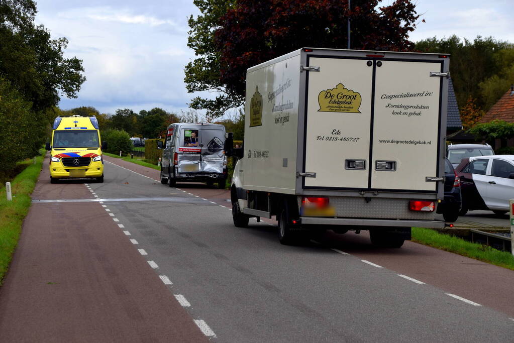 Bakwagen botst achterop bestelbus