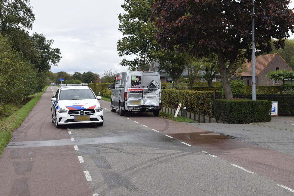 Bakwagen botst achterop bestelbus