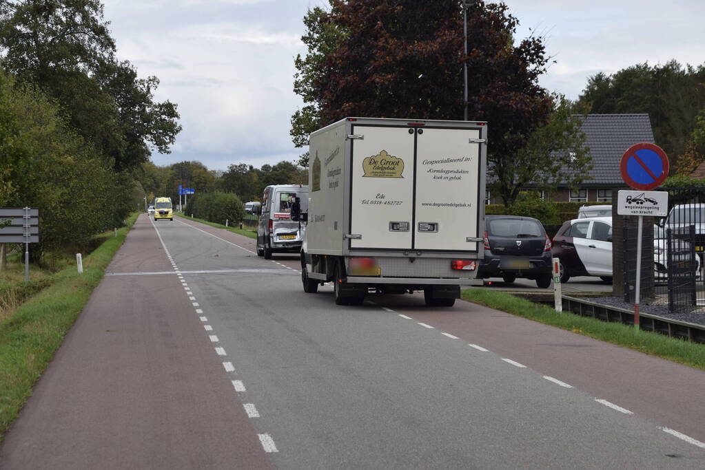 Bakwagen botst achterop bestelbus