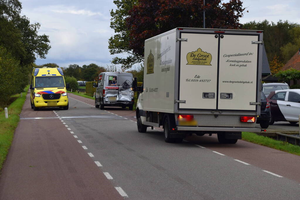 Bakwagen botst achterop bestelbus