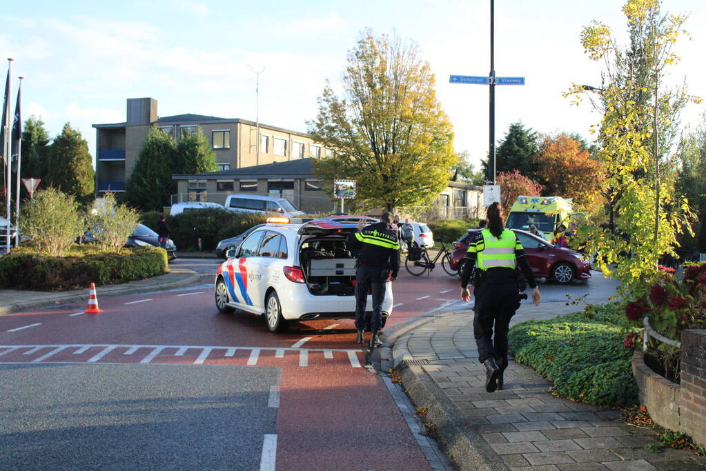 Motorrijder botst in zijkant van auto