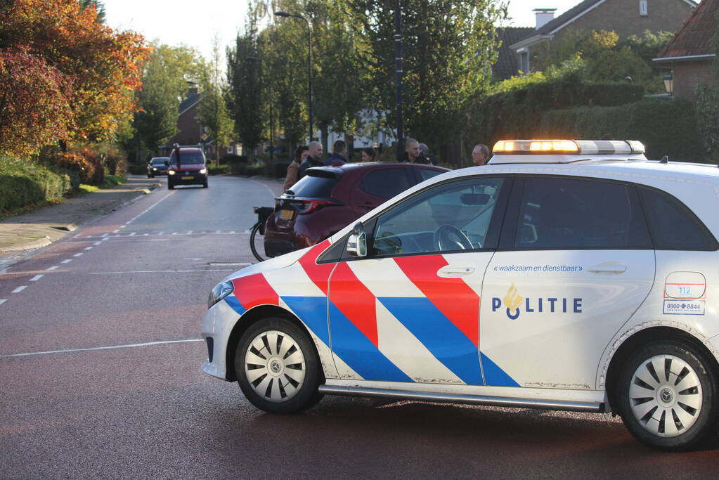 Motorrijder botst in zijkant van auto