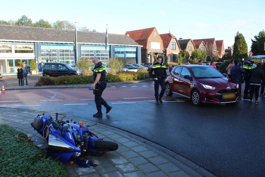 Motorrijder botst in zijkant van auto
