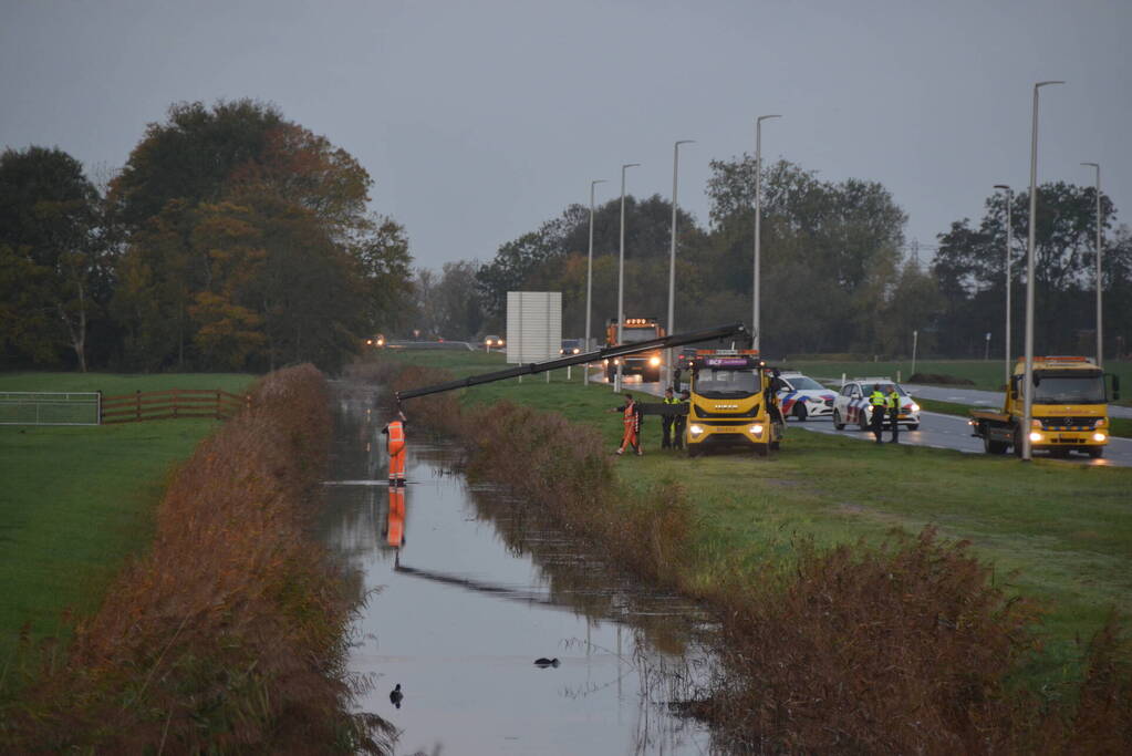 Auto belandt op de kop in Boksumer Soal