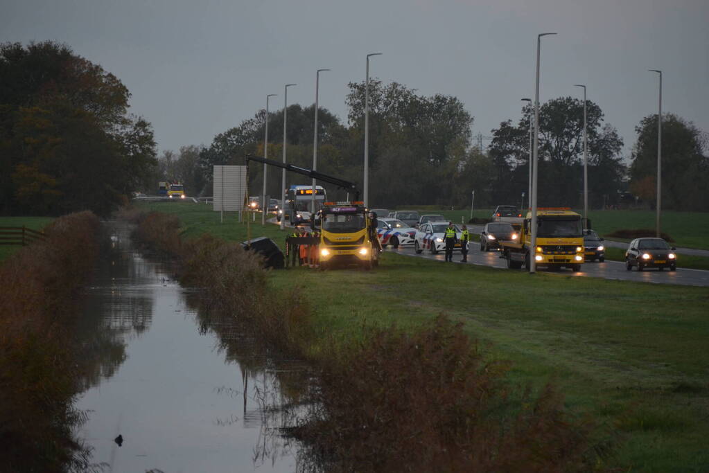 Auto belandt op de kop in Boksumer Soal