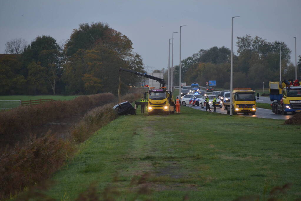 Auto belandt op de kop in Boksumer Soal