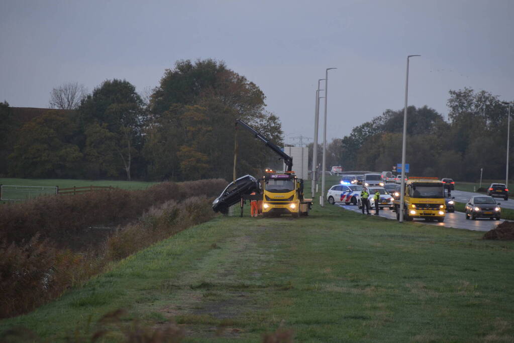 Auto belandt op de kop in Boksumer Soal