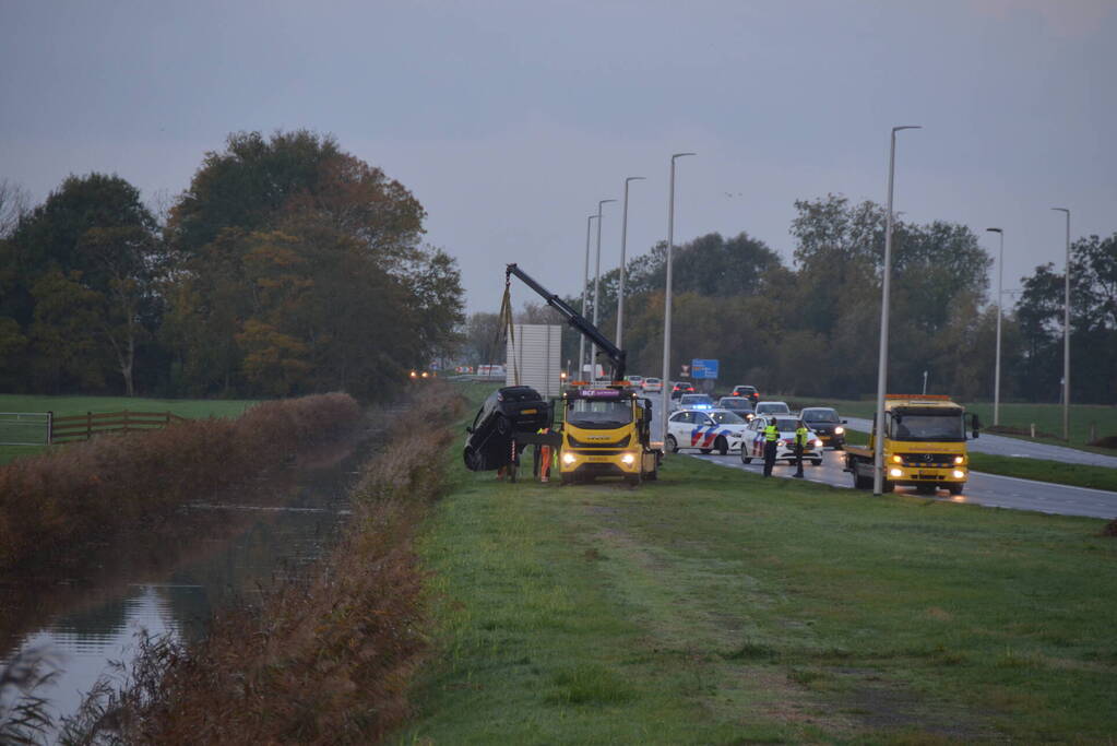 Auto belandt op de kop in Boksumer Soal